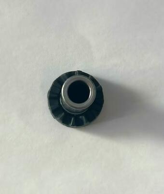 Rivet tubulaire métallique à tête en plastique antidérapant.